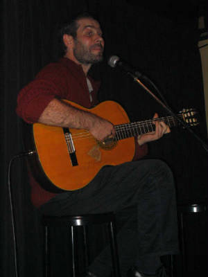 jorge palom cantando en el pub mediterráneo